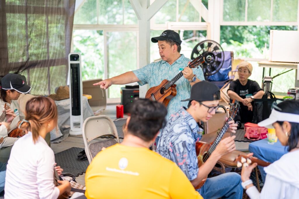 Even ukulele beginners could immediately join the session